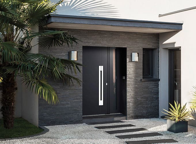 Un projet de changement de porte d'entrée ? Fabricant de porte et expert en menuiserie, Batistyl Habitat vous propose un large catalogue de portes françaises exterieures. Notre marque de porte d'entrée se décliner en différents matériaux Alu, PVC et bois.