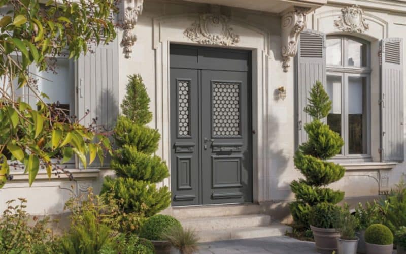 Quelle porte d'entrée choisir parmi les options qui s'offrent à vous ? Entre porte d'entrée sécurisée, lumineuse ou décorative, Batistyl Habitat vous guide pour savoir comment choisir sa porte d'entrée.