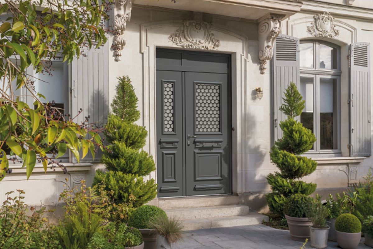 Quelle porte d'entrée choisir parmi les options qui s'offrent à vous ? Entre porte d'entrée sécurisée, lumineuse ou décorative, Batistyl Habitat vous guide pour savoir comment choisir sa porte d'entrée.