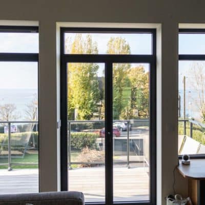 Porte-fenêtre et châssis fixe vitrée équipés d'imposte vitré.