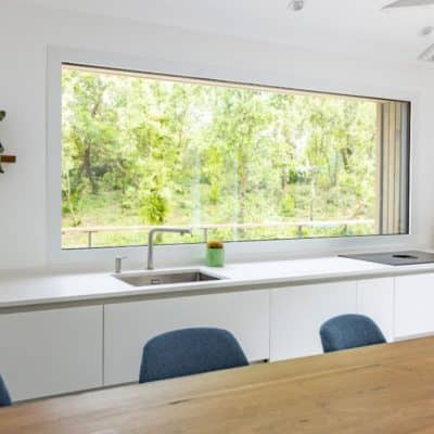 Fenêtre châssis fixe aluminium en blanc , dans une cuisine moderne.