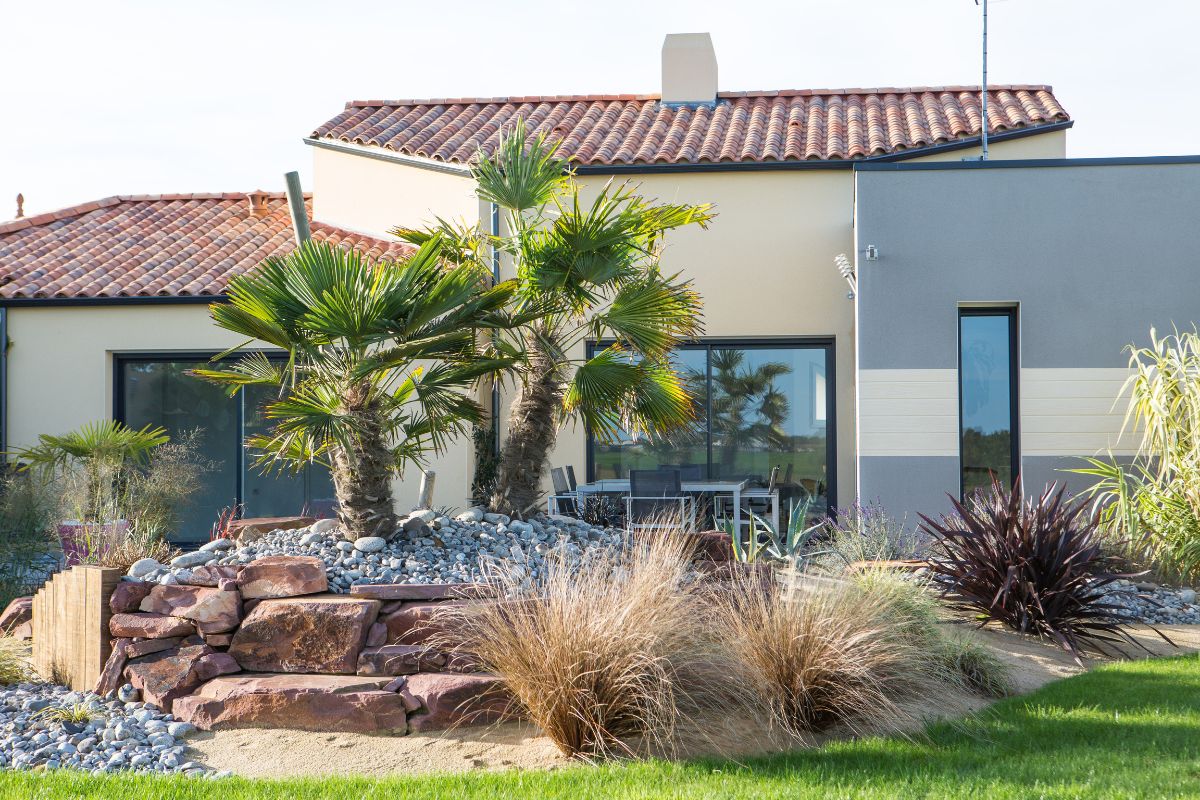 Maison neuve avec baies vitrées et volets roulants ouverts