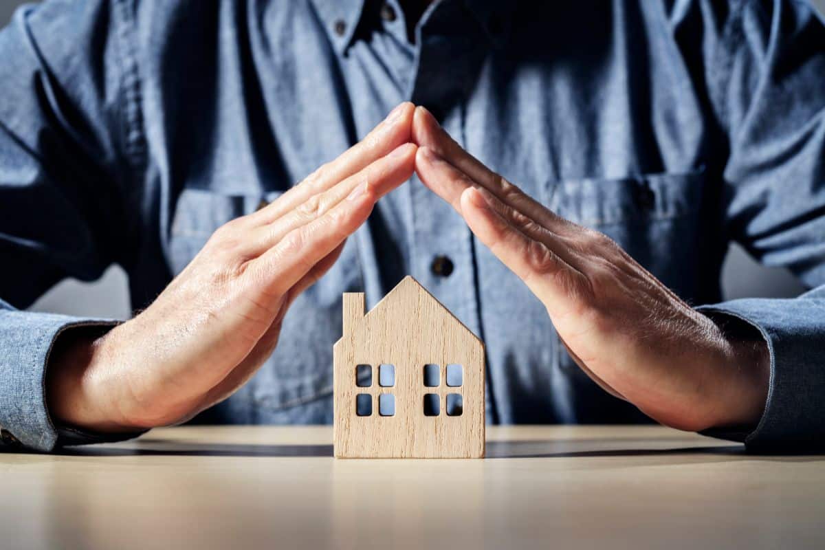 Vous partez en vacances et vous souhaitez sécuriser vos ouvertures ? Batistyl Habitat vous conseille pour apporter toute la sécurité aux fenêtres de votre maison ou encore à votre porte de garage.