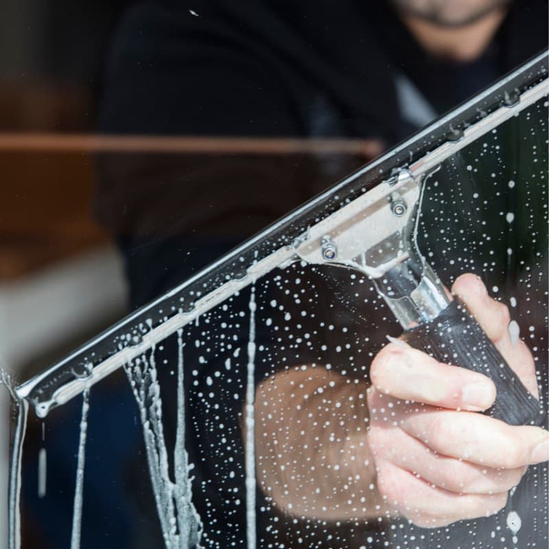 Vous recherchez des conseils pour nettoyer votre menuiserie alu ? Batistyl Habitat vous détaille les étapes de nettoyage de votre menuiserie alu pour un entretien efficace et optimal.