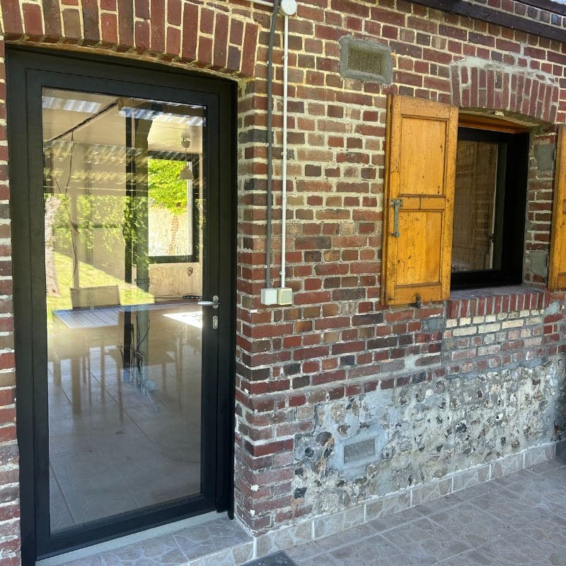 Rénovation d'une maison en brique avec des menuiseries aluminium