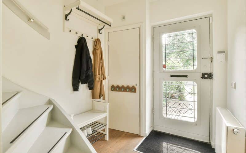 Comment isoler une porte d'entrée du froid