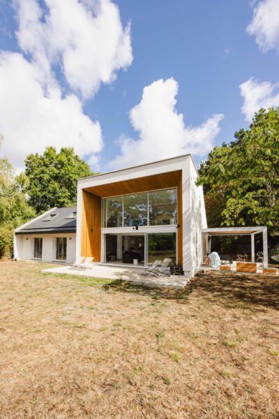 Extension de maison avec de grandes baies coulissantes en aluminium