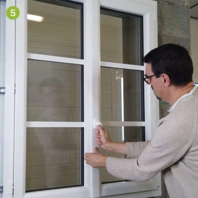 Fenêtre oscillo-battante bloquée en drapeau