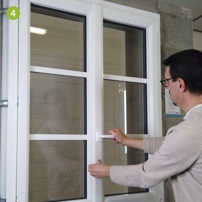 Fenêtre oscillo-battante bloquée en drapeau